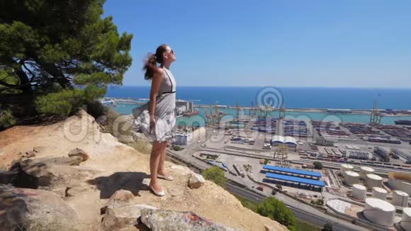女人在山顶享受阳光巴塞罗那蒙朱伊奇视频的预览图