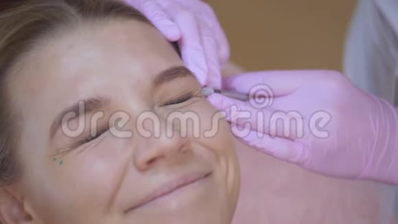 医生美容师面对女性病人进行注射美和美容的概念4k视频的预览图