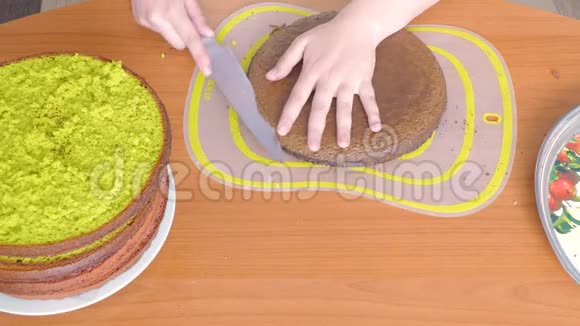 切一块深绿色饼干蛋糕视频的预览图