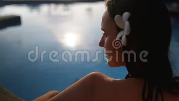 泰国度假游泳池放松的女人视频的预览图