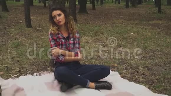 伤心的女孩正坐在森林里视频的预览图
