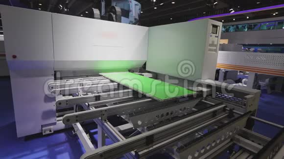加工工件数控机床加工过程木工机床后视数控系统的背面视频的预览图