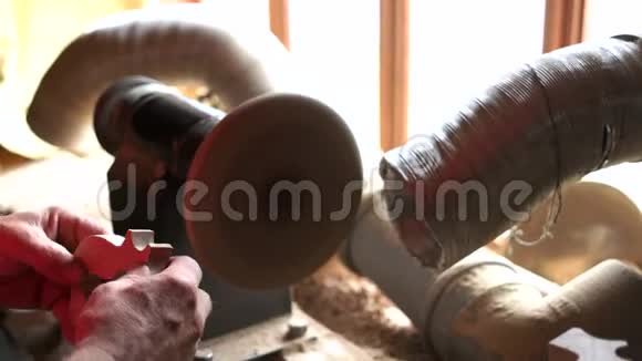 木匠用砂光机工作视频的预览图