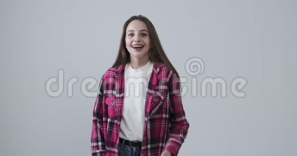 白色背景的快乐少女视频的预览图