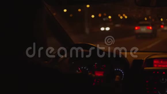 在车内的夜间道路上驾驶方向盘红色LED视频的预览图