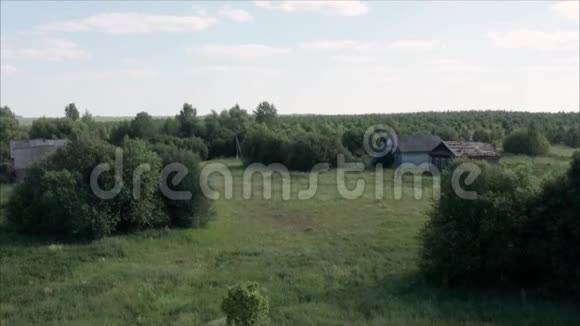 俄罗斯被遗弃的村庄从无人机上拿走的旧木屋视频的预览图