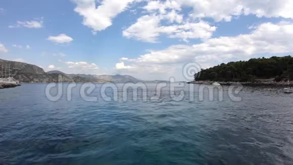 4K亚得里亚海的洛基姆岛克罗地亚杜布罗夫尼克从旅游渡轮上观看视频的预览图