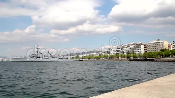 希腊塞萨洛尼基市海岸废弃的旧战舰蓝天上的云彩和住宅建筑视频的预览图