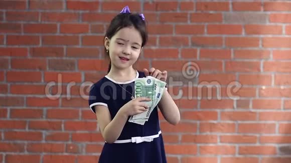 可爱的小女孩在数钱视频的预览图