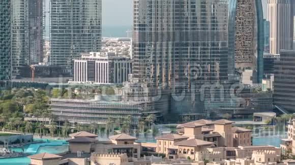 迪拜著名的音乐喷泉背景是摩天大楼的空中时光视频的预览图