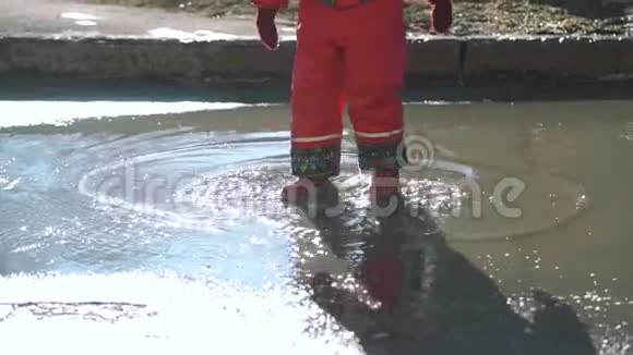 小女孩在初春的水坑里视频的预览图