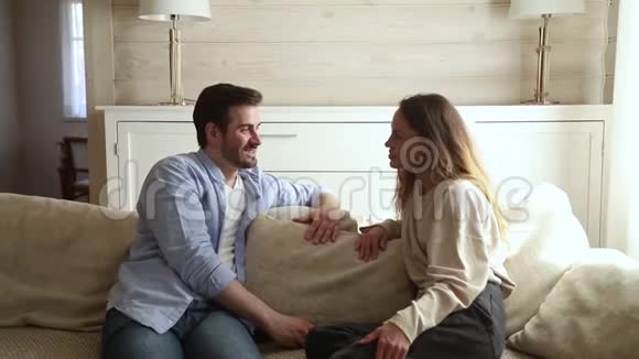 一对年轻夫妇坐在沙发上聊天视频的预览图