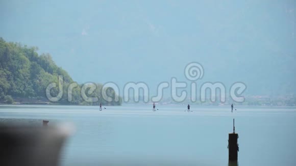 人们在湖里划船视频的预览图