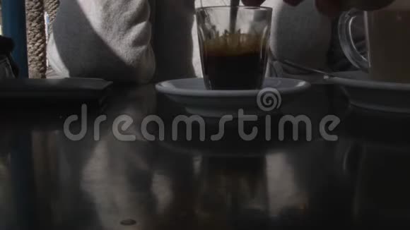 把糖搅成咖啡杯视频的预览图