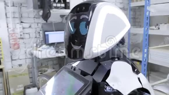 生产机器人的工厂工程师在机器人的头部连接电线视频的预览图