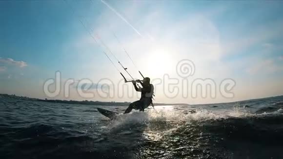 当一个人在玩风筝时水就会溅起来视频的预览图