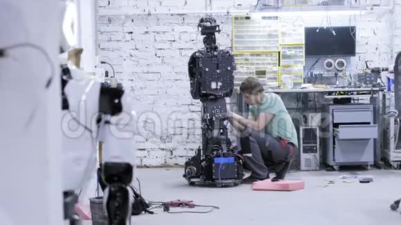 工厂为生产机器人现代机器人的发展工程师创造了坚持的机器人视频的预览图