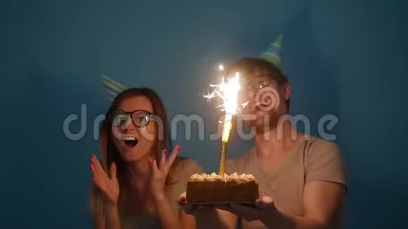 节日和生日的概念年轻快乐有趣的情侣玩生日蛋糕视频的预览图