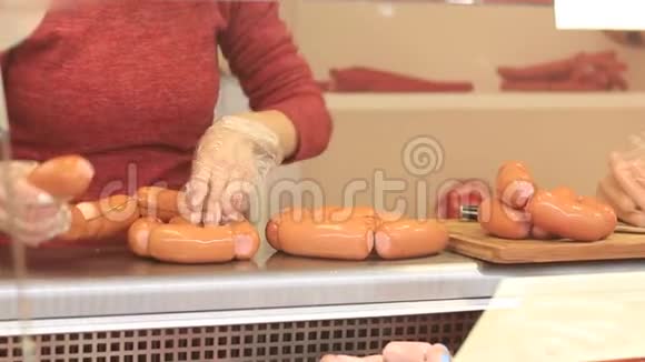 一个香肠部的工人手里放香肠视频的预览图