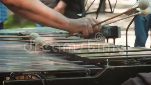 音乐家的手在街上演奏颤音音乐乐器震动器关闭视频的预览图