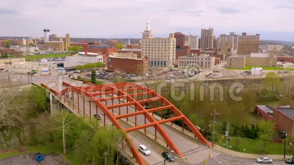 一座桥横跨马宁河来往于俄亥俄州扬斯敦视频的预览图