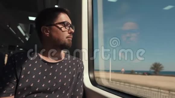 坐火车时看窗户的人视频的预览图