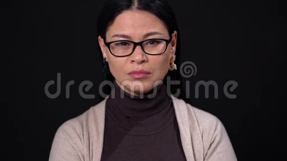 戴着深色眼镜的亚洲女商人视频的预览图