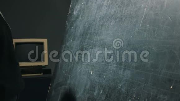 在黑板上用中号手写字视频的预览图