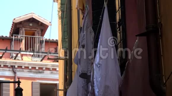 4K意大利威尼斯一条狭窄街道上一栋房子的正面挂着衣服视频的预览图