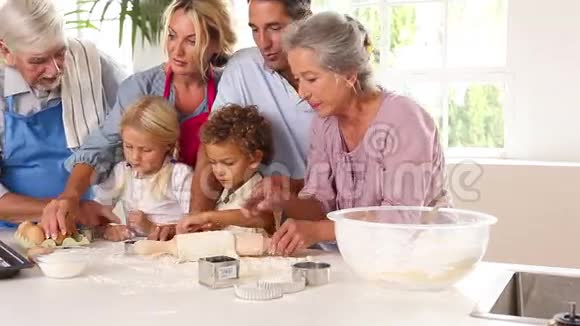 大家庭在烘焙时玩得很开心视频的预览图