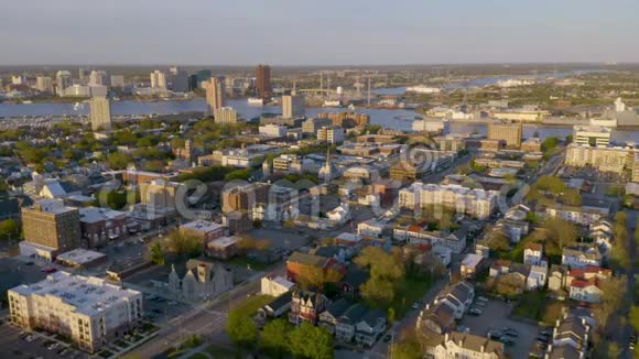 空中视角飞进朴茨茅斯维吉尼亚市区的乌拉本中心视频的预览图