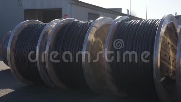 大型木制电缆线轴现场电缆厂带电缆的海湾准备在电缆厂装货视频的预览图