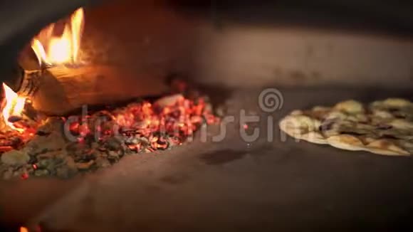 在烤炉里烤的素食披萨视频的预览图