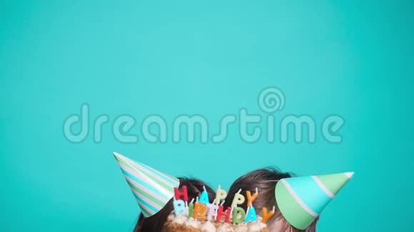 节日和生日的概念年轻快乐有趣的情侣玩生日蛋糕视频的预览图