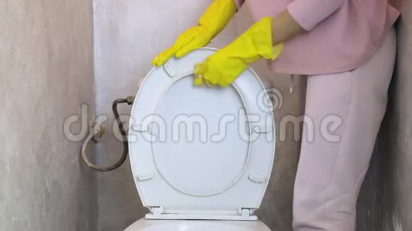 穿家装的女人打扫厕所视频的预览图
