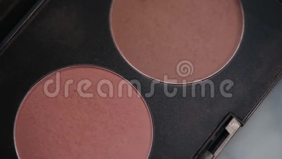 化妆用的油漆100毫米宏观滑块相机平滑运动视频的预览图