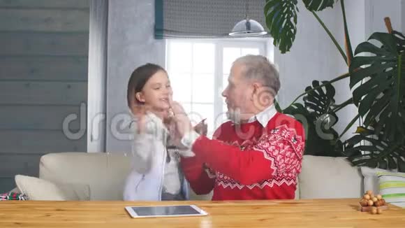 爷爷和孙女在一起玩得很开心视频的预览图