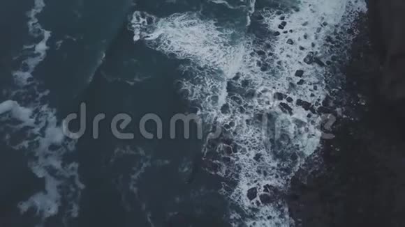 令人惊叹的海景与一个大波浪拍摄视频与无人机从空中在惊人的地方悬崖的摩尔视频的预览图