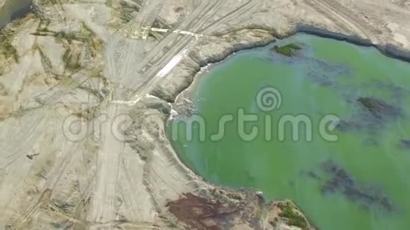 空中观景克里米亚的Bakhchisarai露天采石场翡翠湖附近的车道视频的预览图