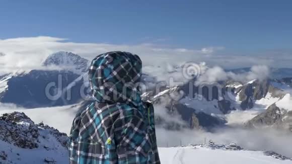 少年望山海拔4700米这是主要的高加索山脉精灵是最高的视频的预览图
