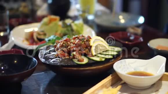 在日本餐馆吃辛辣的三文鱼沙拉视频的预览图