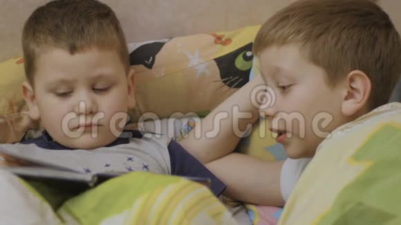男孩们在床上看书视频的预览图