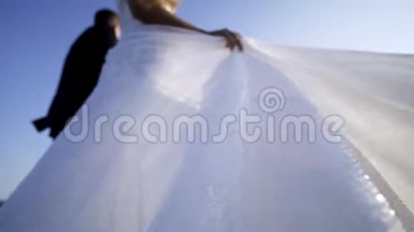 新娘手中挥舞着裙子视频的预览图
