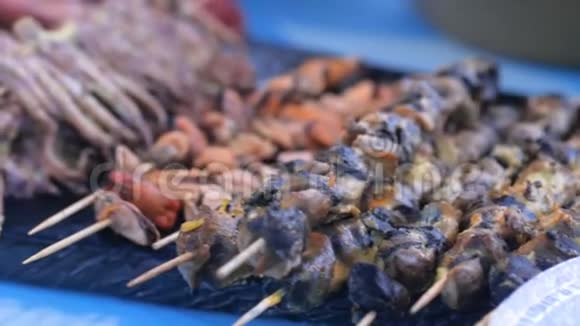 街头美食节上烹制的美味海鲜佳肴包括虾章鱼贻贝和视频的预览图
