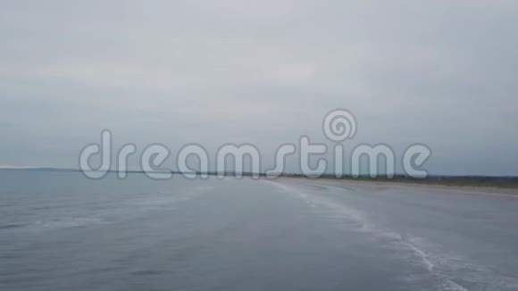 视频拍摄无人机在蓝色惊人的海洋与一个大海滩在晚上视频的预览图
