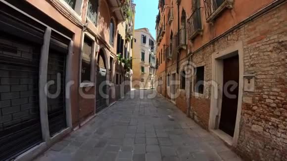 4K穿过意大利威尼斯市的一条典型街道主观镜头视频的预览图