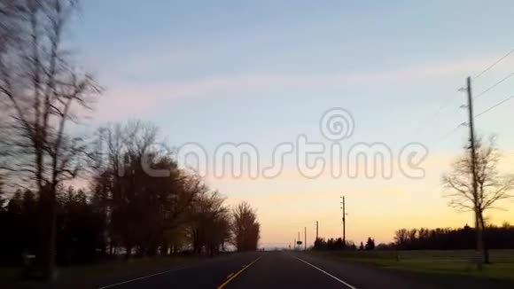 上午驾驶农村农田司机的观点pov驾驶风景优美的农场景观黎明视频的预览图