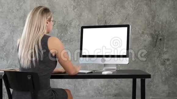 女商人在创意办公室使用台式电脑白色显示器视频的预览图