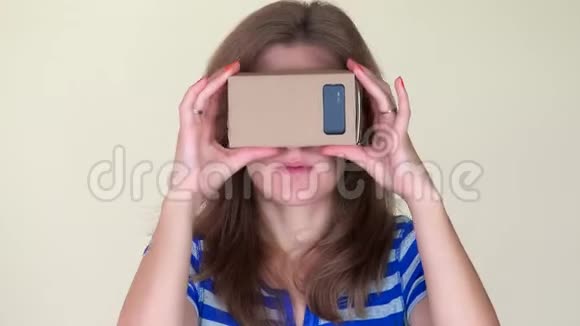 惊讶的美女使用虚拟现实VR眼镜视频的预览图
