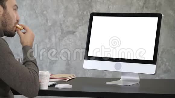 高级商人在他的电脑前窒息白色显示器视频的预览图